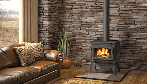 Poêle au bois en salon, services d’installation et sécurité par RA-MO-NET sur la Rive-Sud de Québec